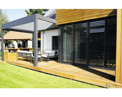 Terasa s lamelovou pergolou, sedením a zástienkou