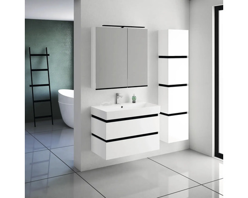 Moderná kúpeľňa s umývadlovou skrinkou, zrkadlovou skrinkou a vysokou skrinkou v bielej farbe s čiernymi akcentmi