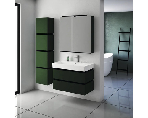 Moderná kúpeľňa s umývadlom, skrinkou pod umývadlo, zrkadlovou skrinkou a vysokou skrinkou