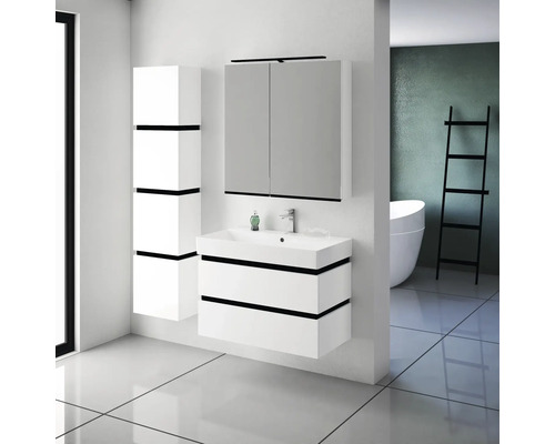 Moderná kúpeľňa s umývadlom, zrkadlovou skrinkou a vysokou skrinkou v bielej farbe s čiernymi akcentmi