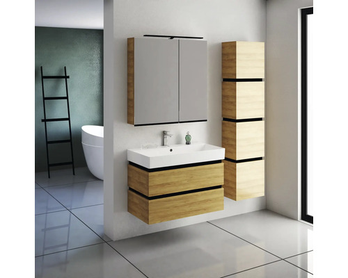 Kúpeľňa s umývadlom, zrkadlovou skrinkou a vysokou skrinkou vo svetlom drevenom dekore