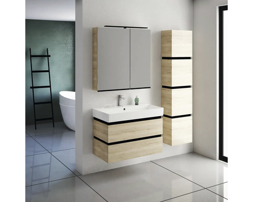 Kúpeľňa s umývadlom, zrkadlovou skrinkou a vysokou skrinkou vo vzhľade dreva