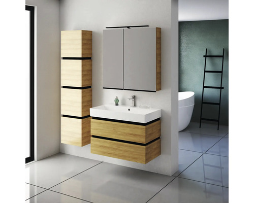 Moderná kúpeľňa s umývadlom, zrkadlovou skrinkou a vysokou skrinkou