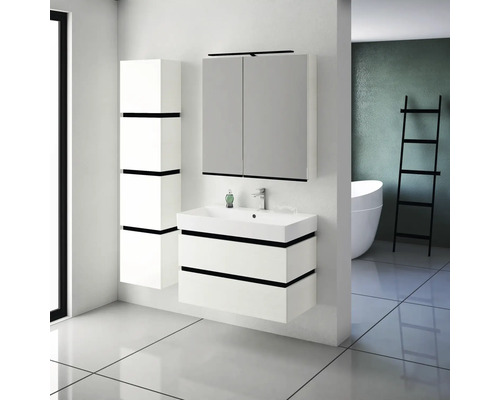 Moderný kúpeľňový nábytok s umývadlovou skrinkou, zrkadlovou skrinkou a vysokou skrinkou.