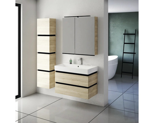 Kúpeľňa s umývadlom, zrkadlovou skrinkou a vysokou skrinkou vo svetlom drevenom dizajne