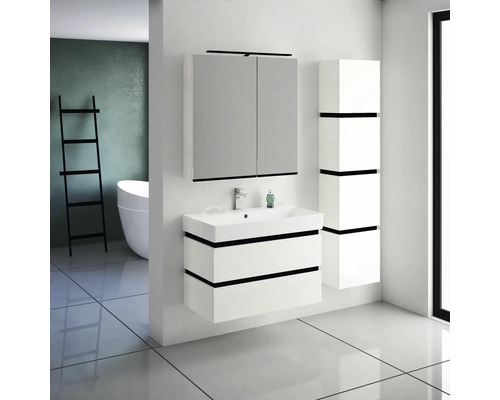 Kúpeľňová scéna s umývadlom, zrkadlovou skrinkou a vysokou skrinkou