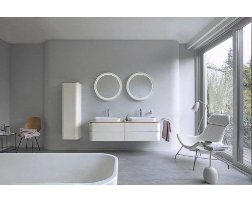 Svetlá kúpeľňa s dvojitým umývadlom, zrkadlami, vaňou a posedením pri okne