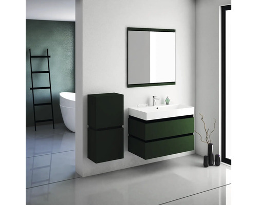 Moderná kúpeľňa s umývadlom, spodnou skrinkou, zrkadlovou skrinkou a vysokou skrinkou