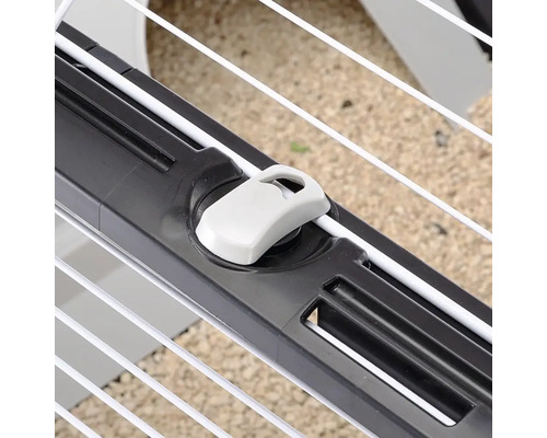 Detailný pohľad na sušiak na bielizeň s aretačným mechanizmom