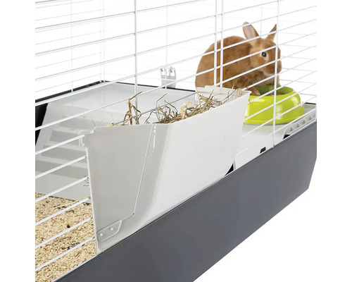 Detailný záber králičej klietky so zásobníkom na seno a miskou na krmivo