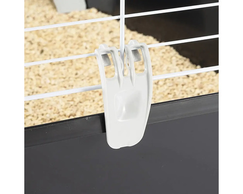 Detailný záber spojovacej spony pre malý výbeh pre zvieratá