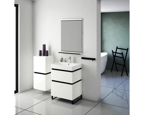 Kúpeľňa s umývadlovou skrinkou, zrkadlom, držiakom na uteráky a dekoráciou