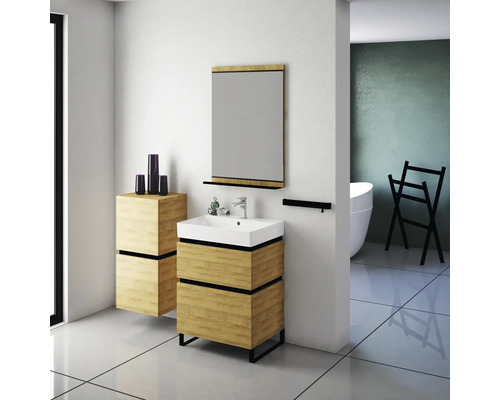 Moderná kúpeľňa s umývadlovou skrinkou, zrkadlom a vaňou