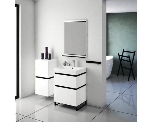 Moderná kúpeľňa s bielym nábytkom, umývadlom, zrkadlom a vaňou