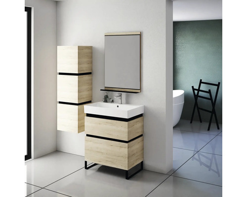 Kúpeľňa s umývadlovou skrinkou, zrkadlovou skrinkou a vysokou skrinkou vo vzhľade dreva