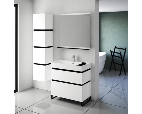 Moderná kúpeľňa s umývadlovou skrinkou, zrkadlovou skrinkou a vysokou skrinkou v bielej farbe s čiernymi akcentmi.