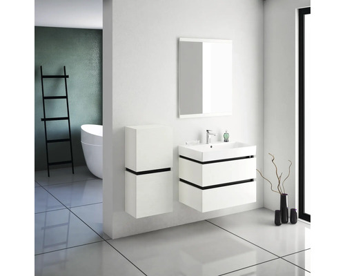 Moderná kúpeľňa s umývadlom, zrkadlovou skrinkou a vysokou skrinkou v bielej farbe