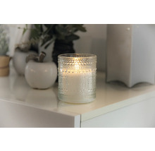 Dekoratívna sviečka v pohári s bodkovaným vzorom