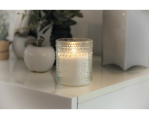 Dekoratívna sviečka v pohári s bodkovaným vzorom