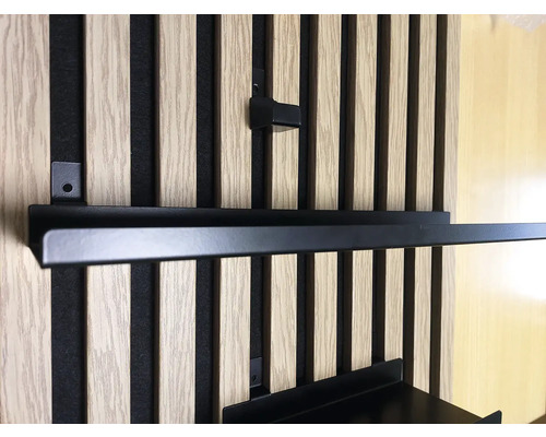 Detail nástenného držiaka s policou pred lamelovou stenou