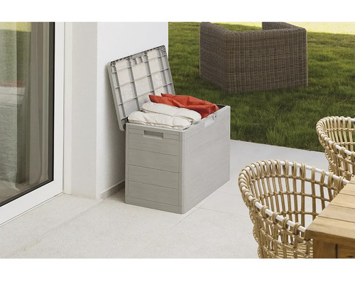 Otvorený plastový úložný box s vankúšmi na terase