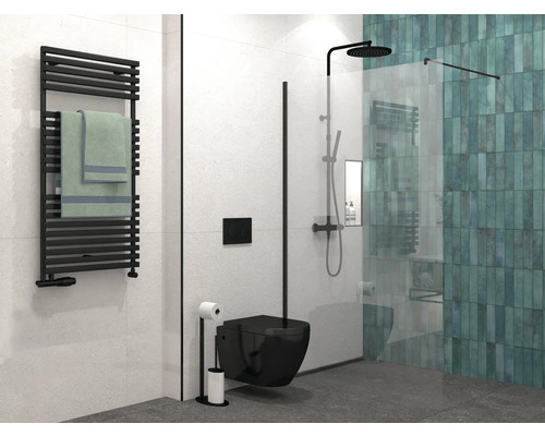 Moderná kúpeľňa s ohrievačom uterákov, toaletou a sprchou so sprchovacou stenou