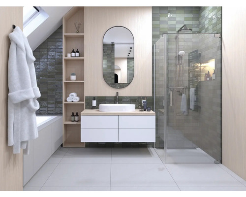 Kúpeľňa so sprchou, umývadlom, zrkadlom, vaňou a policou