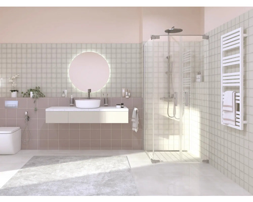 Svetlá kúpeľňa so sprchou, umývadlom a ohrievačom uterákov