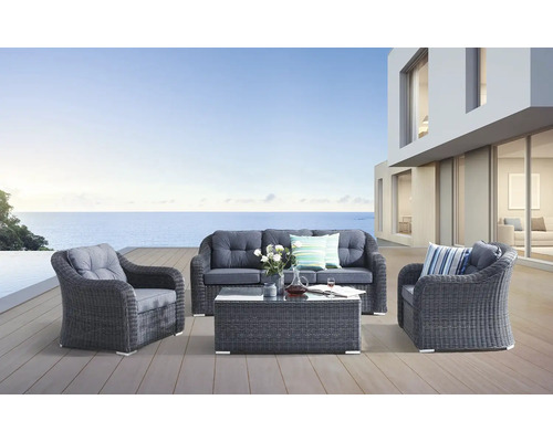 Záhradný nábytok so sedačkou, kreslami a stolom na terase s výhľadom na more