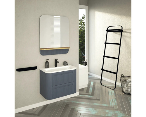 Moderná kúpeľňa s umývadlovou skrinkou, zrkadlom, držiakom na uteráky a rebríkovým regálom