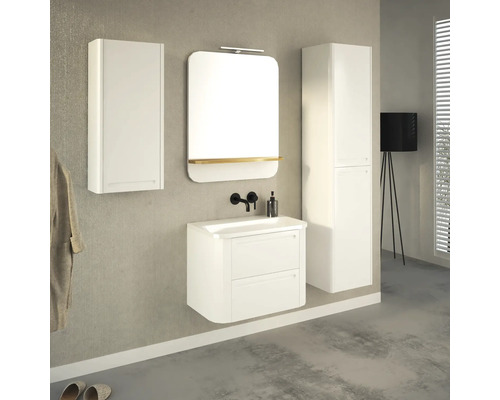 Kúpeľňa s umývadlovou skrinkou, zrkadlovou skrinkou a vysokou skrinkou v bielej farbe