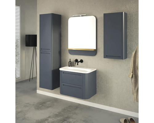 Kúpeľňa s umývadlovou skrinkou, zrkadlovou skrinkou a vysokou skriňou