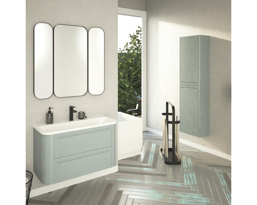 Kúpeľňa s umývadlom, zrkadlom, vysokou skriňou a držiakom na uteráky