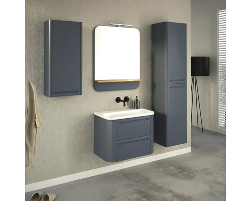 Moderná kúpeľňa s umývadlovou skrinkou, zrkadlovou skrinkou a vysokou skriňou