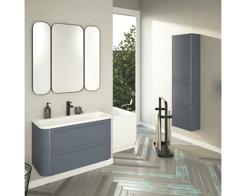 Moderná kúpeľňa s umývadlom, zrkadlom, vysokou skriňou a držiakom na uteráky