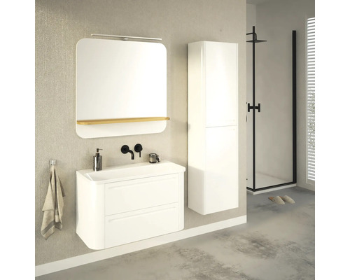 Moderná kúpeľňa s umývadlom, zrkadlom, vysokou skriňou a sprchou