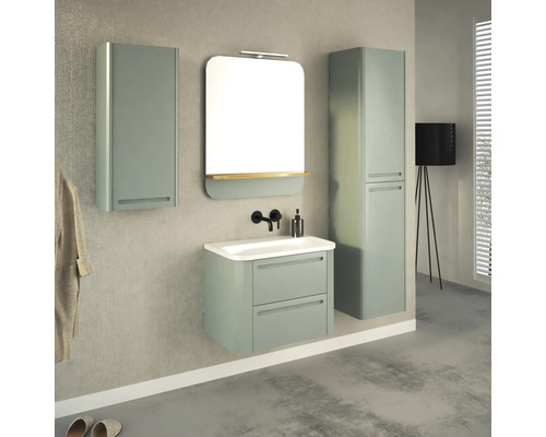 Moderná kúpeľňa s umývadlom, zrkadlom, spodnou skrinkou a vysokou skrinkou vo svetlom odtieni