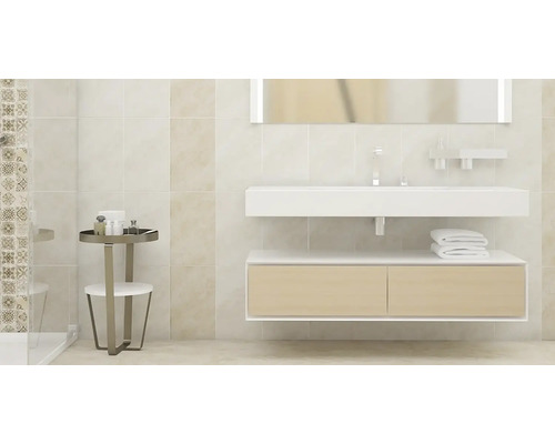 Moderná kúpeľňa s umývadlom, zrkadlom, stoličkou a uterákmi