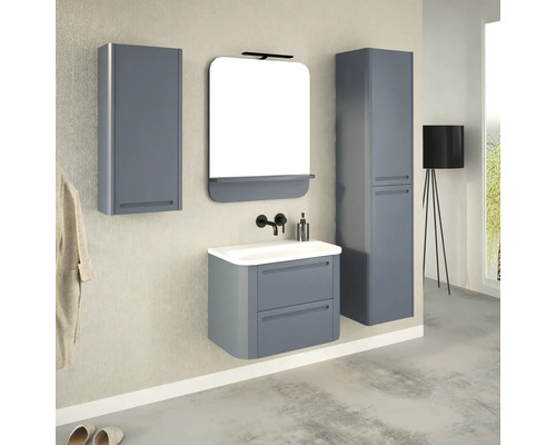 Kúpeľňa s umývadlovou skrinkou, zrkadlovou skrinkou a vysokou skriňou