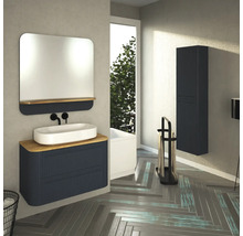 Moderná kúpeľňa s umývadlom, zrkadlom, vysokou skrinkou a držiakom na uteráky