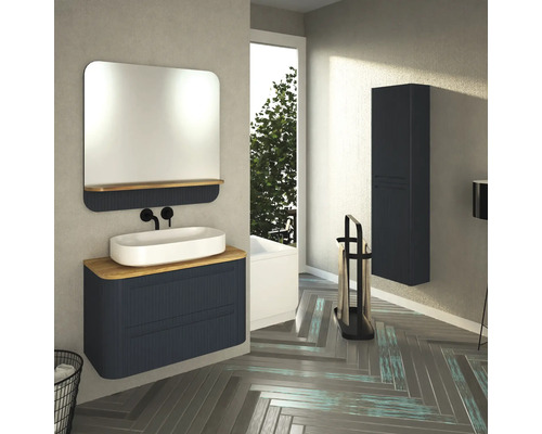 Moderná kúpeľňa s umývadlom, zrkadlom, vysokou skrinkou a držiakom na uteráky