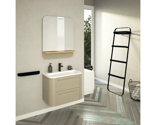 Kúpeľňa s umývadlovou skrinkou, zrkadlom, držiakom na uteráky a rebríkovým regálom