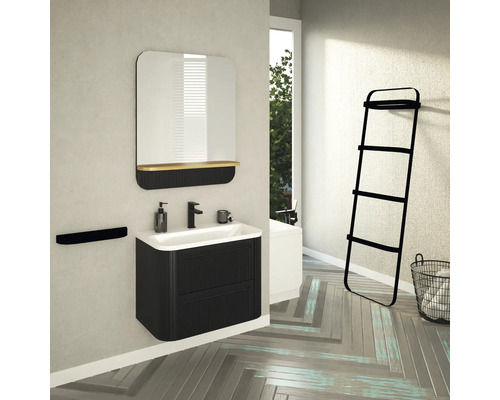 Moderná kúpeľňa s umývadlom, zrkadlom a rebríkom na uteráky