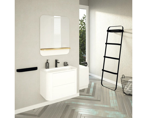 Kúpeľňa s umývadlovou skrinkou, zrkadlom, držiakom na uteráky, rebríkovým regálom a košom na bielizeň vo svetlom dizajne