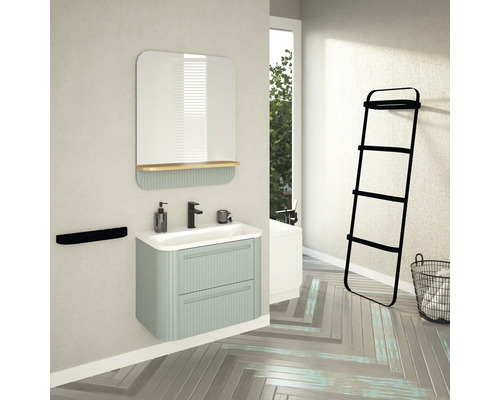 Kúpeľňa s umývadlovou skrinkou, zrkadlom, držiakom na uteráky a rebríkom na uteráky