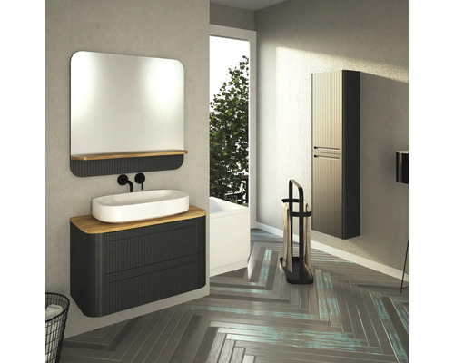 Kúpeľňa s umývadlom, zrkadlom, vysokou skriňou a držiakom na uteráky