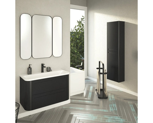 Kúpeľňa s umývadlom, zrkadlom, vysokou skriňou a stojanom na uteráky