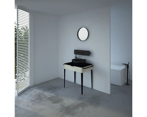 Kúpeľňa s umývadlom, zrkadlom, umývadlom a vaňou vo svetlom, modernom vzhľade