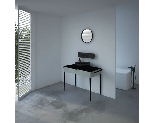 Svetlá kúpeľňa s umývadlom, zrkadlom, umývadlom a vaňou