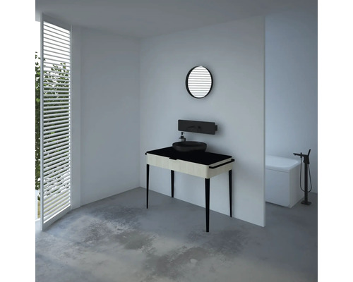 Svetlá kúpeľňa s umývadlom, zrkadlom a vaňou